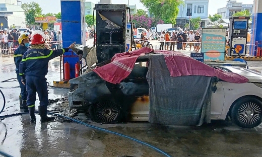 Ô tô bốc cháy trong cây xăng, 2 người trên xe tử vong